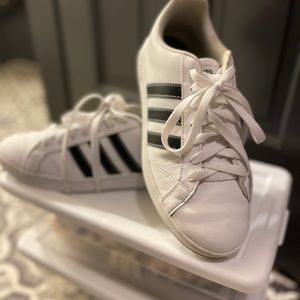 Adidas Shoe White leather black stripe/ribbon